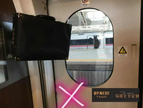 平穩放置物品，較重的物品應放置在浴室柜底柜底層;吊柜內不易放置過重物品